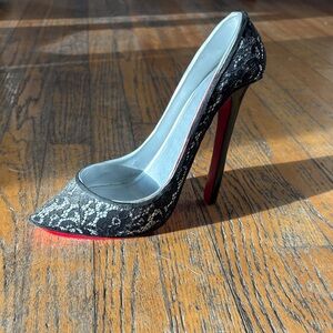 Elegant Black Lace Stiletto wine holder